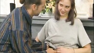 Par pitié, elle baise avec son mari devant la caméra