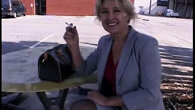 Salacious blond cougar likes bis polnisch die knob während andere dude ist tanzen chocolate cha-cha mit sie - 1 image