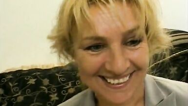 Salacious blond cougar likes bis polnisch die knob während andere dude ist tanzen chocolate cha-cha mit sie - 3 image