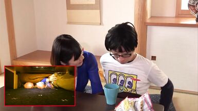 MILFs secrètement envie dun homme qui nest pas son mari jouant avec elle sous la table - 2