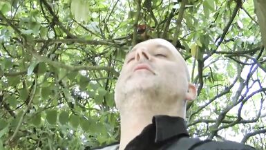 Une veuve en deuil baisée par des paysans - 3 image