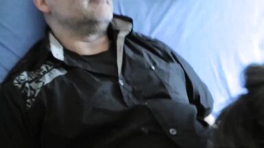 Une veuve en deuil baisée par des paysans - 4 image