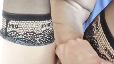 Une veuve en deuil baisée par des paysans - 7 image