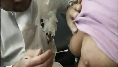 Une femme fait une fellation au médecin et baise sur la secrétaire. - 3 image