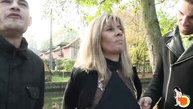 Lisa, uma puta madura e gostosa, a fazer um ménage à trois hardcore e DP - 8 image