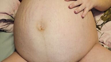 Un ami taquine la chatte de sa femme, enceinte de 9 mois, puis lui crêpe le chignon