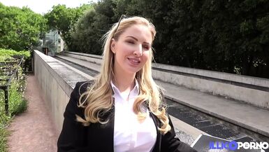 Georgie, milf plantureuse, veut une bite dure pour se faire baiser sa petite chatte