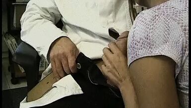 辣妹子去看医生，忍不住把阴部给医生操了 - 1 image