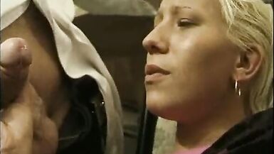 Une jeune fille fait lamour avec un médecin gynécologue