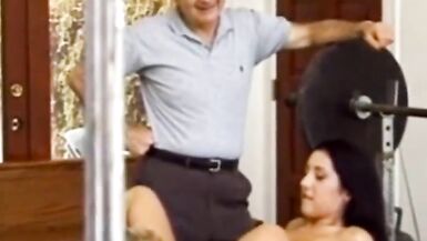 Esposa Swinging intenta su primera sesión de diversión trío - 7 image