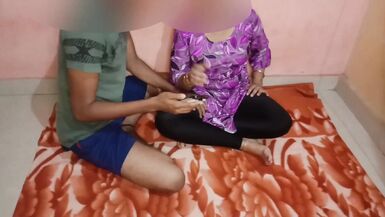 La belle-mère indienne a pris des vidéos pornographiques dans le téléphone portable de son fils et la baisé avec de laudio en hindi. - 5 image