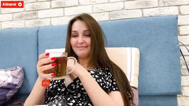 Il figliastro si congratula con la matrigna per la festa della mamma e se la scopa [Video casalingo]. - 6 image