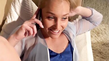 Sperma in MOM, während sie am Telefon mit ihrem Mann redet - 3 image