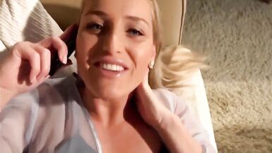 Léjaculation dans la mère pendant quelle parle au téléphone avec son mari