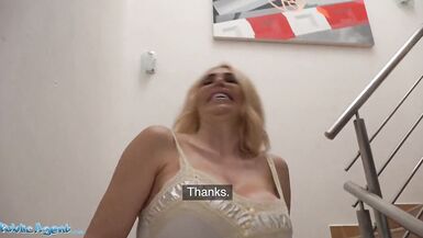 Agente pubblico La bionda australiana Tori Cummings scopata sulle scale dellufficio - 10 image