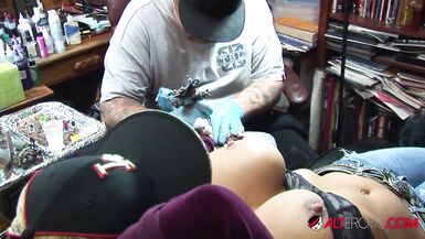 Shyla Stylez wird tätowiert, während sie mit ihren Titten spielt