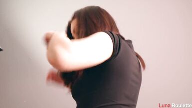 Une étudiante en collants reçoit de léjaculation dans le cul / Luna Roulette