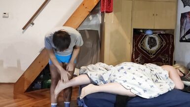 Un beau-fils furtif qui sattaque aux pieds de sa mère