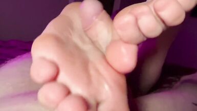Sexy Milf do Footjob her Sexy Feet and Cum on Soles. - 9 image