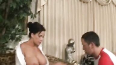 Une enseignante à forte poitrine baise une élève surdouée