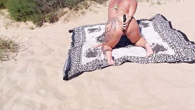 Eine gute Schlampe am Strand gefickt - 15 image