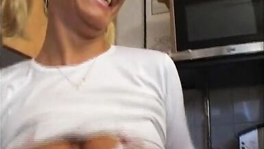 Wer wuerde die geile Blondine in der Kueche auch ficken ? Deutsche Hausfrau - 4 image