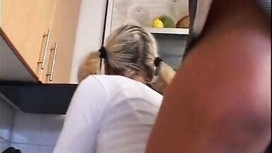 Wer wuerde die geile Blondine in der Kueche auch ficken ? Deutsche Hausfrau - 8 image