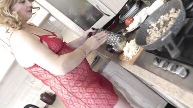 En peignoir transparent sans culotte ni soutien-gorge, la maman nue Milf Frina continue de cuisiner nue dans la cuisine. Aujourdhui au menu, salade de blanc de poulet et champignons. - 10 image
