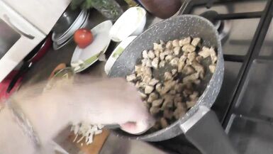 En peignoir transparent sans culotte ni soutien-gorge, la maman nue Milf Frina continue de cuisiner nue dans la cuisine. Aujourdhui au menu, salade de blanc de poulet et champignons. - 11 image