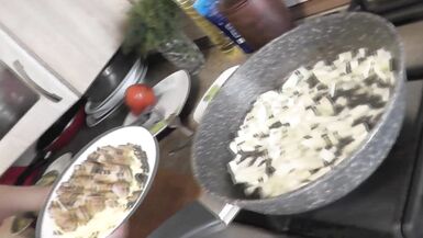 En peignoir transparent sans culotte ni soutien-gorge, la maman nue Milf Frina continue de cuisiner nue dans la cuisine. Aujourdhui au menu, salade de blanc de poulet et champignons. - 13 image