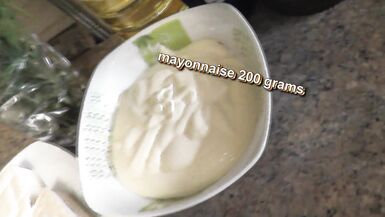 En peignoir transparent sans culotte ni soutien-gorge, la maman nue Milf Frina continue de cuisiner nue dans la cuisine. Aujourdhui au menu, salade de blanc de poulet et champignons. - 2 image