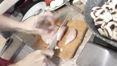 En peignoir transparent sans culotte ni soutien-gorge, la maman nue Milf Frina continue de cuisiner nue dans la cuisine. Aujourdhui au menu, salade de blanc de poulet et champignons. - 4 image