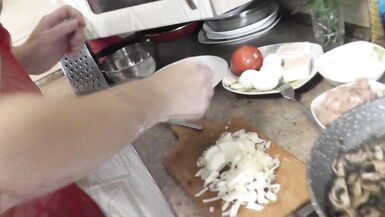 En peignoir transparent sans culotte ni soutien-gorge, la maman nue Milf Frina continue de cuisiner nue dans la cuisine. Aujourdhui au menu, salade de blanc de poulet et champignons. - 7 image