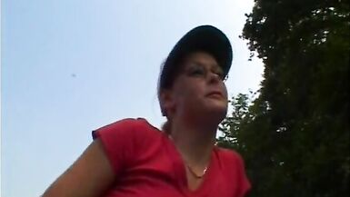 Outdoor Dildo Spass mit deutscher Webcamtante - 4 image