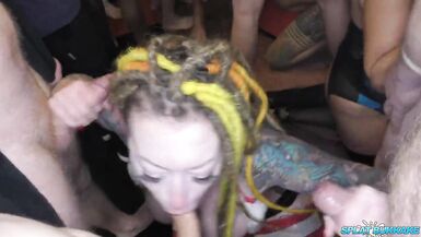 Bukkake de la fête de Noël avec quatre salopes lubriques