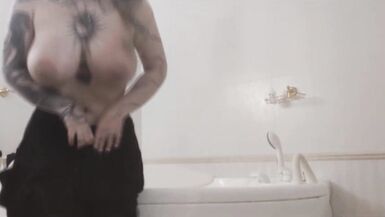 Müde nach der Party beschloss die vollbusige MILF, sich im Whirlpool zu entspannen und abzuspritzen - 2 image