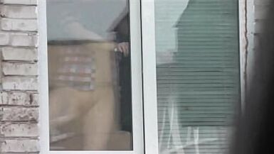 Nus en public. Nus. A lextérieur. A lextérieur. Mari Sexy Frina espionne sa sœur depuis la fenêtre de la voiture quand elle lave la fenêtre de lappartement sans culotte et sans soutien-gorge. - 1 image