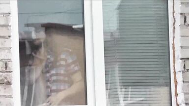 Nus en public. Nus. A lextérieur. A lextérieur. Mari Sexy Frina espionne sa sœur depuis la fenêtre de la voiture quand elle lave la fenêtre de lappartement sans culotte et sans soutien-gorge. - 11 image