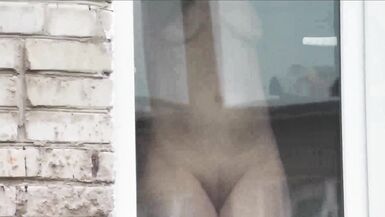 Nus en public. Nus. A lextérieur. A lextérieur. Mari Sexy Frina espionne sa sœur depuis la fenêtre de la voiture quand elle lave la fenêtre de lappartement sans culotte et sans soutien-gorge. - 12 image