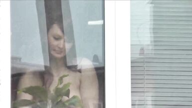 Nus en public. Nus. A lextérieur. A lextérieur. Mari Sexy Frina espionne sa sœur depuis la fenêtre de la voiture quand elle lave la fenêtre de lappartement sans culotte et sans soutien-gorge. - 14 image