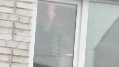 Nus en public. Nus. A lextérieur. A lextérieur. Mari Sexy Frina espionne sa sœur depuis la fenêtre de la voiture quand elle lave la fenêtre de lappartement sans culotte et sans soutien-gorge. - 3 image