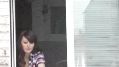 Nus en public. Nus. A lextérieur. A lextérieur. Mari Sexy Frina espionne sa sœur depuis la fenêtre de la voiture quand elle lave la fenêtre de lappartement sans culotte et sans soutien-gorge. - 5 image