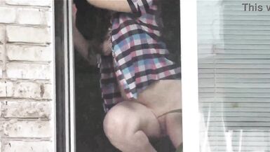 Nus en public. Nus. A lextérieur. A lextérieur. Mari Sexy Frina espionne sa sœur depuis la fenêtre de la voiture quand elle lave la fenêtre de lappartement sans culotte et sans soutien-gorge. - 6 image