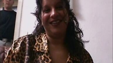 Geile Sau mit dicken Titten fickt wie eine kleine Hure