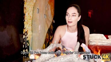 STUCK4K. Erotischer Roman wird zur Realität, wenn Mann beginnt, Mädchen zu ficken - 5 image