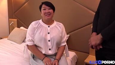 Céline, milf asiatique, se fait baiser le cul à lhôtel où elle travaille - 1 image