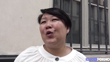 Céline, milf asiatique, se fait baiser le cul à lhôtel où elle travaille - 3 image