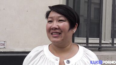 Céline, milf asiatique, se fait baiser le cul à lhôtel où elle travaille - 5 image