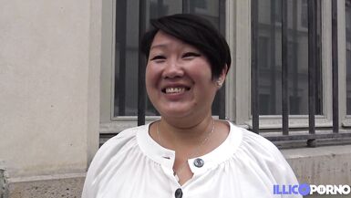 Céline, milf asiatique, se fait baiser le cul à lhôtel où elle travaille - 6 image