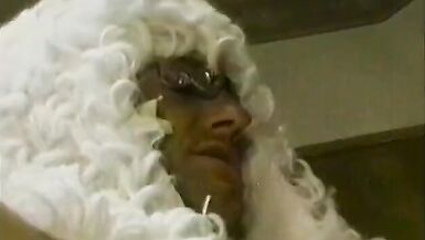 Un mec joueur en robe de magistrat cloue une superbe blonde avec de beaux kilos et de gros melons dans la cuisine. - 3 image